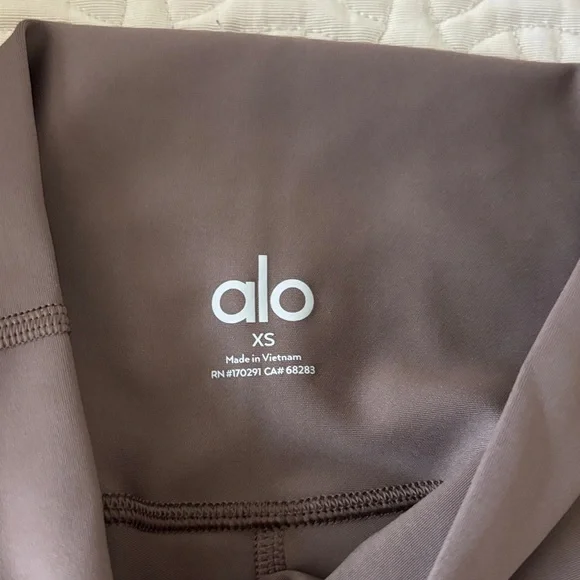 ALO Yoga Women’s Airlift Leggings - Picture 3 of 5